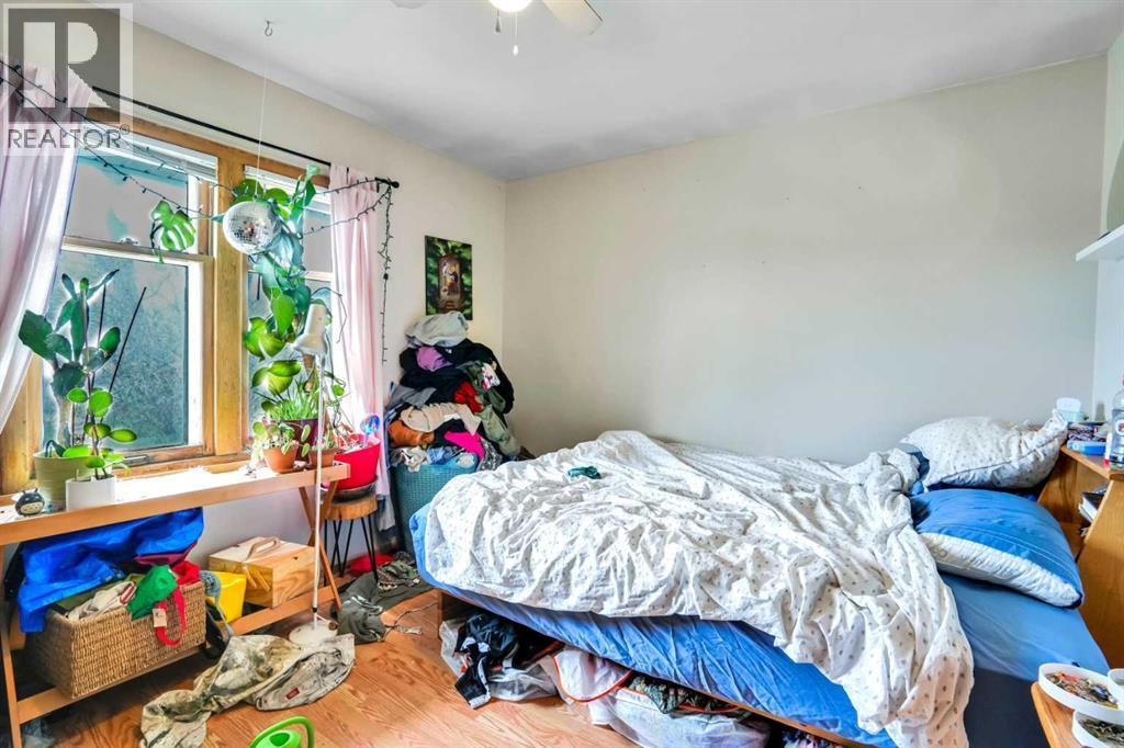 112 29 Avenue Nw, Calgary, AB - Indoor Photo Showing Bedroom