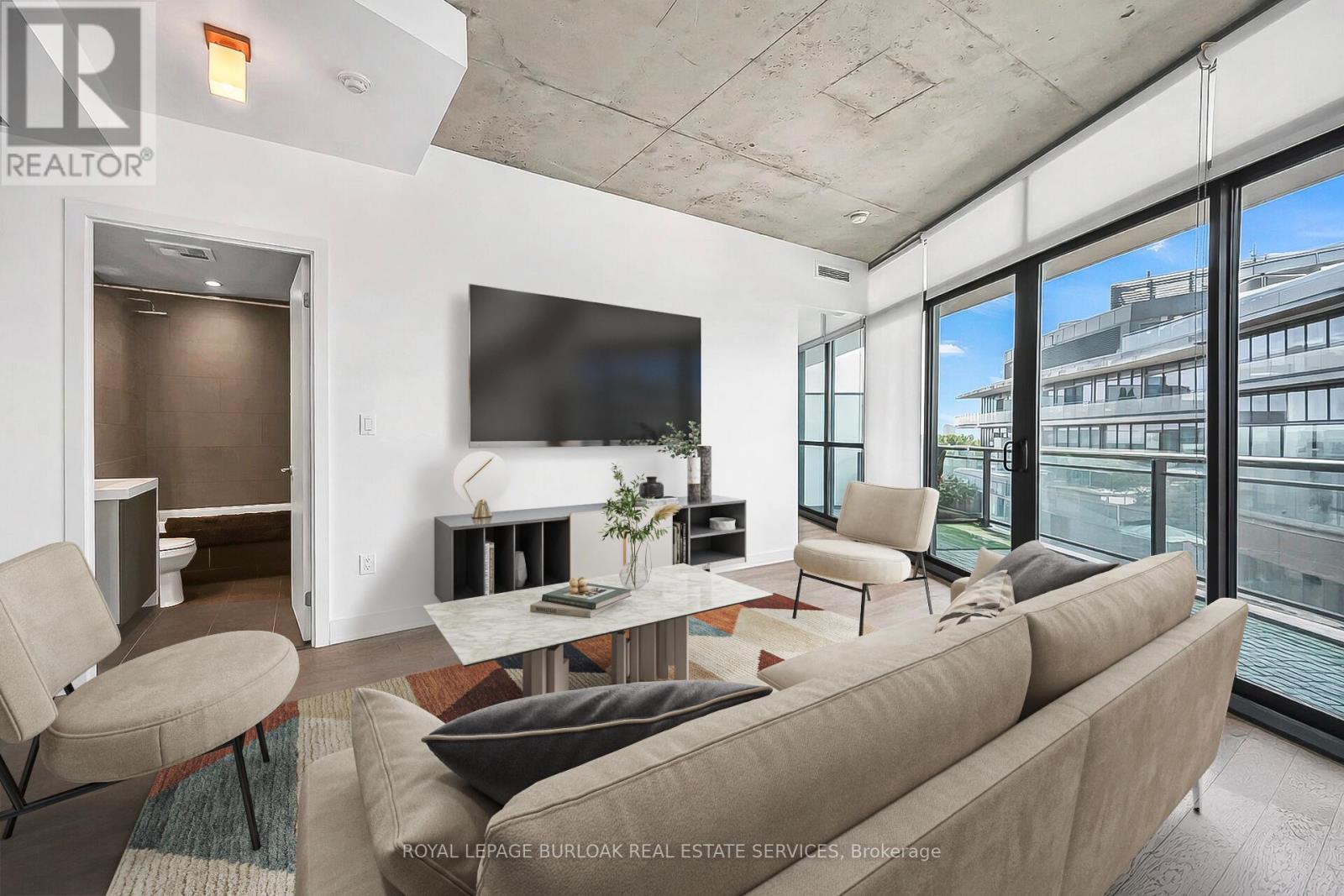902 - 1201 Dundas Street E, Toronto, ON - Indoor Photo Showing Living Room