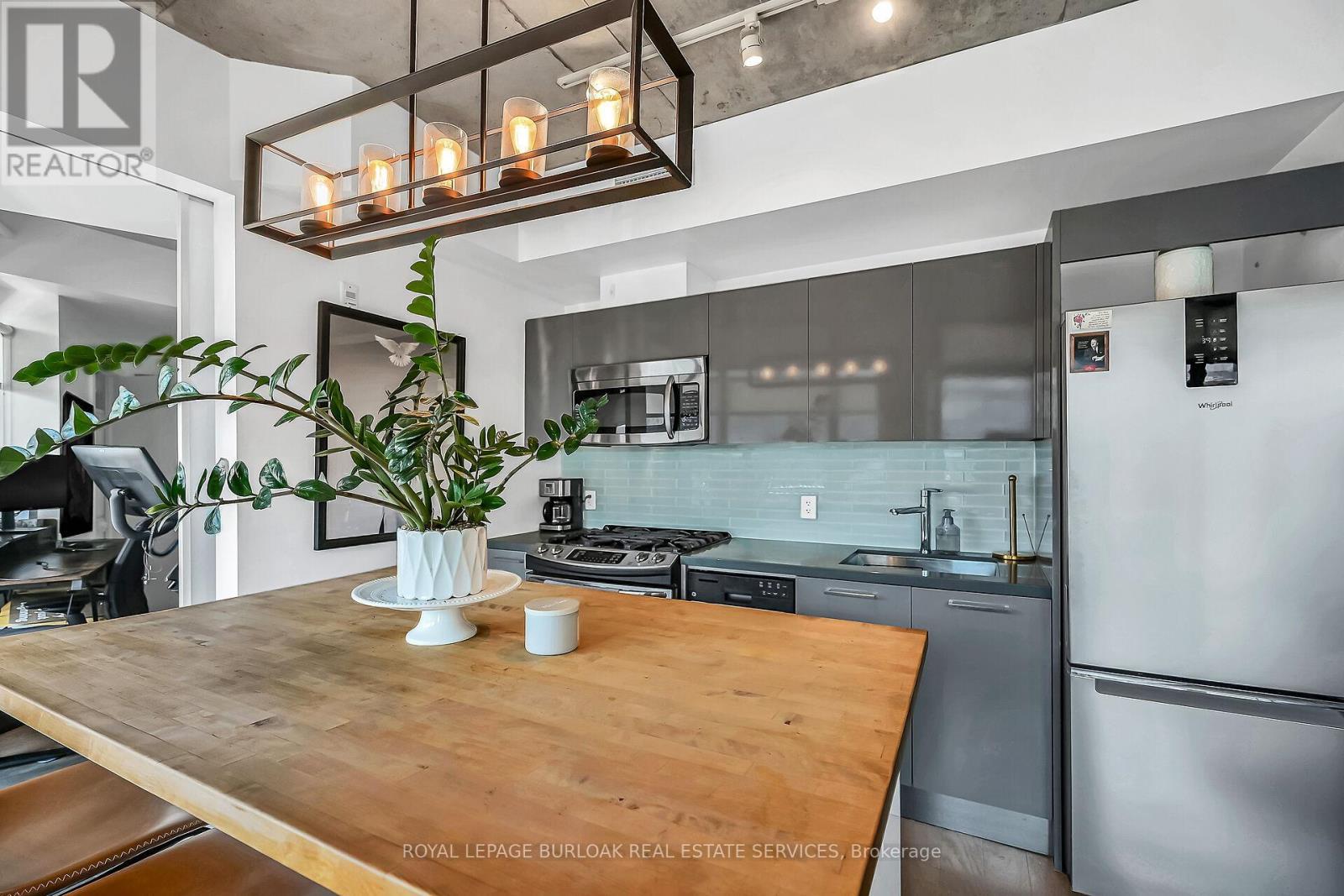 902 - 1201 Dundas Street E, Toronto, ON - Indoor Photo Showing Kitchen With Stainless Steel Kitchen With Upgraded Kitchen