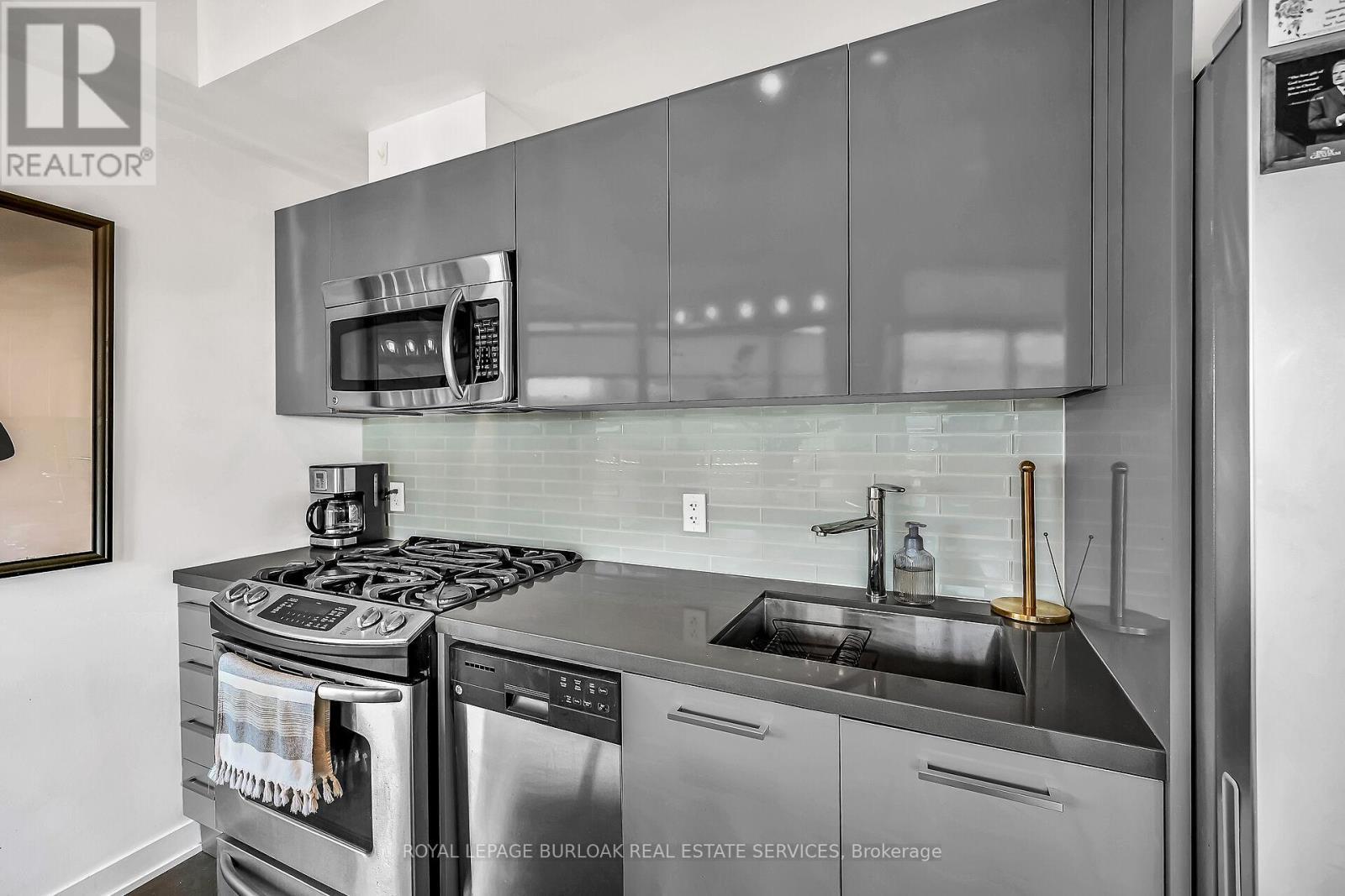 902 - 1201 Dundas Street E, Toronto, ON - Indoor Photo Showing Kitchen With Stainless Steel Kitchen With Upgraded Kitchen