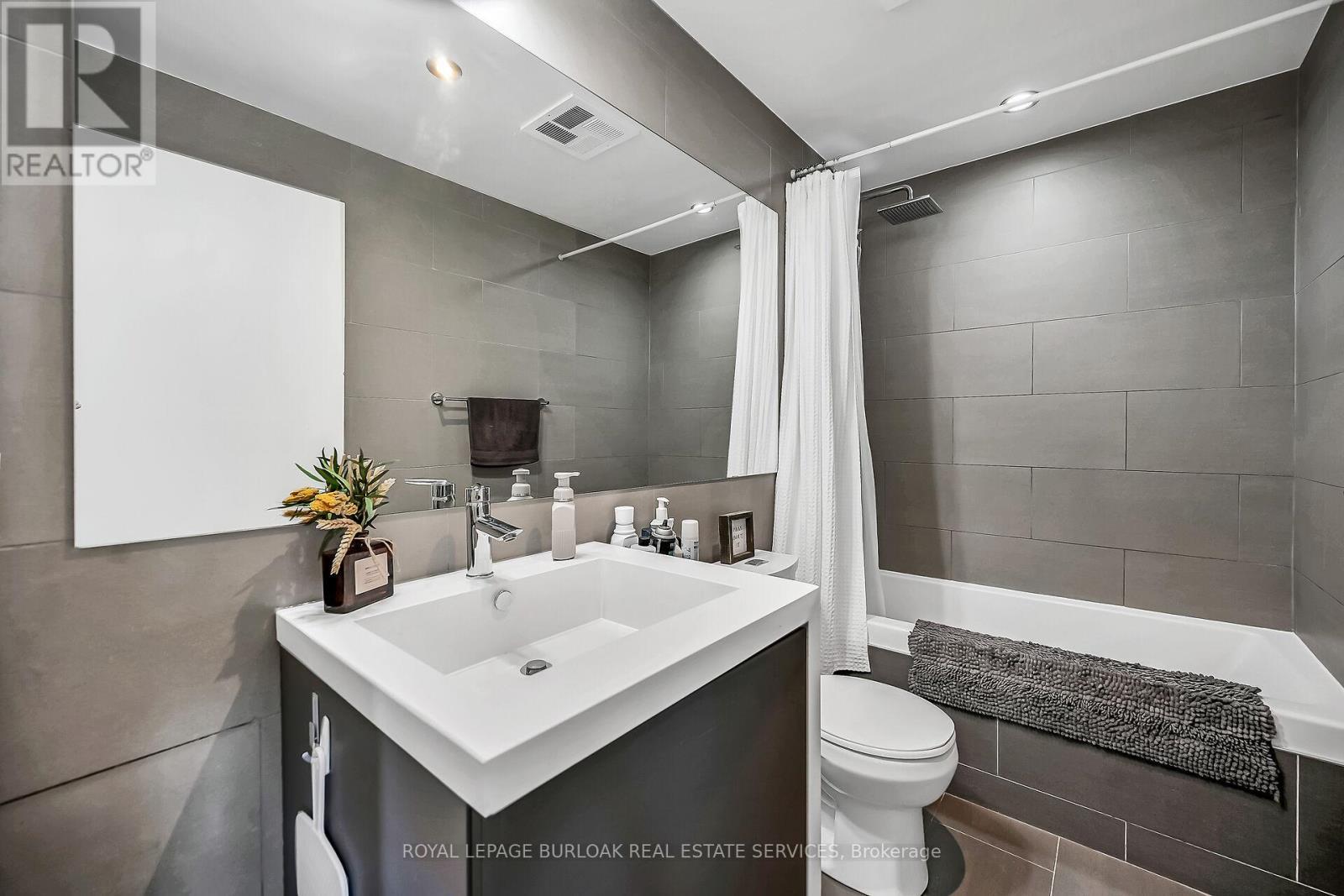 902 - 1201 Dundas Street E, Toronto, ON - Indoor Photo Showing Bathroom