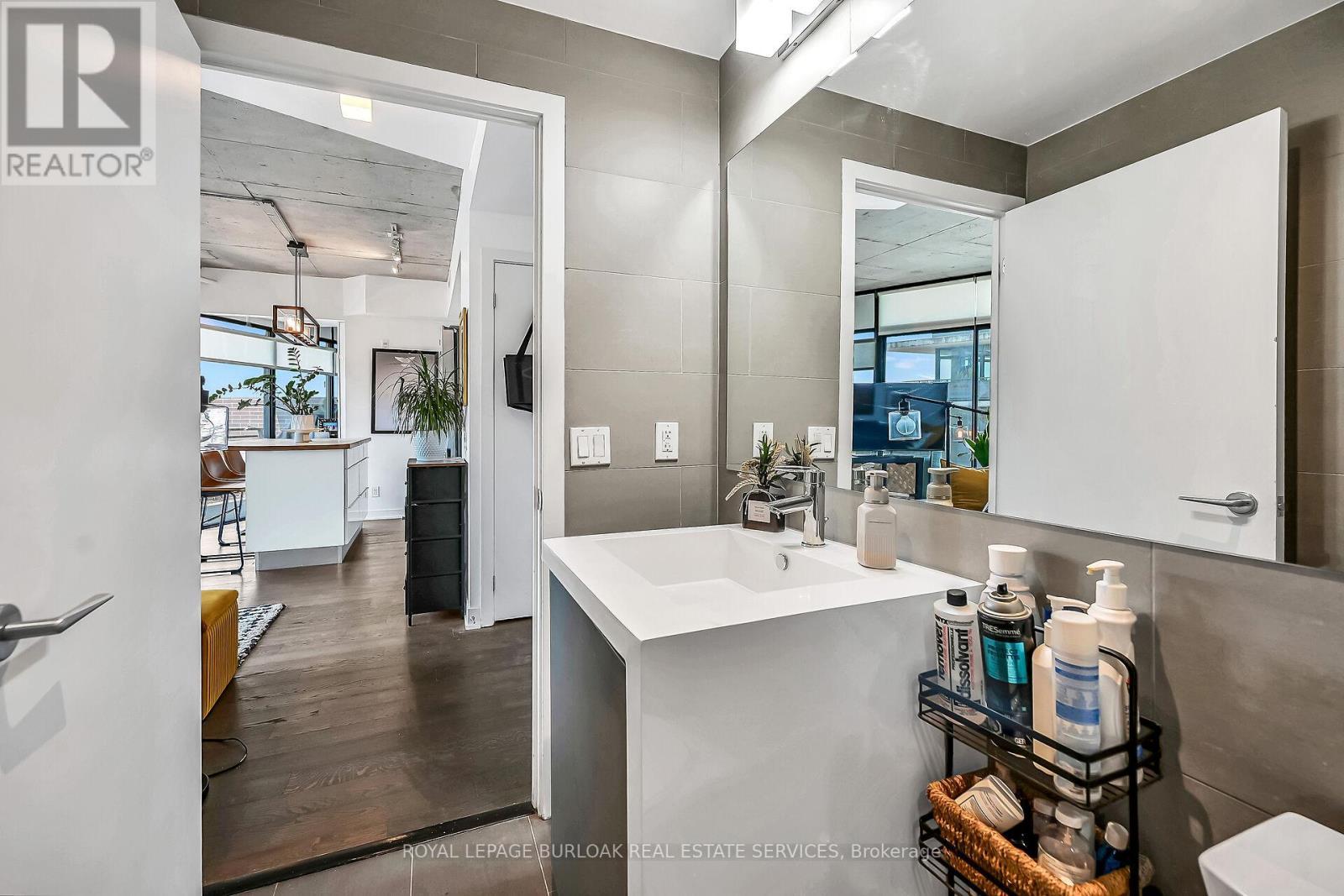 902 - 1201 Dundas Street E, Toronto, ON - Indoor