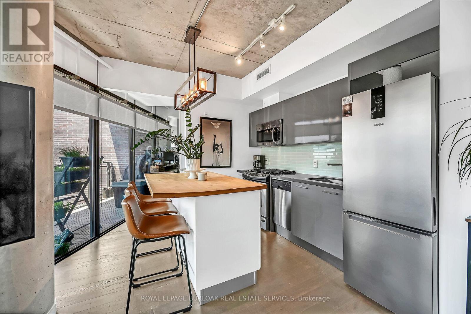 902 - 1201 Dundas Street E, Toronto, ON - Indoor Photo Showing Kitchen With Stainless Steel Kitchen