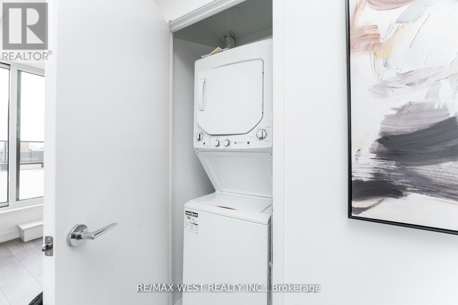 1207 - 270 Dufferin Street W, Toronto, ON - Indoor Photo Showing Laundry Room