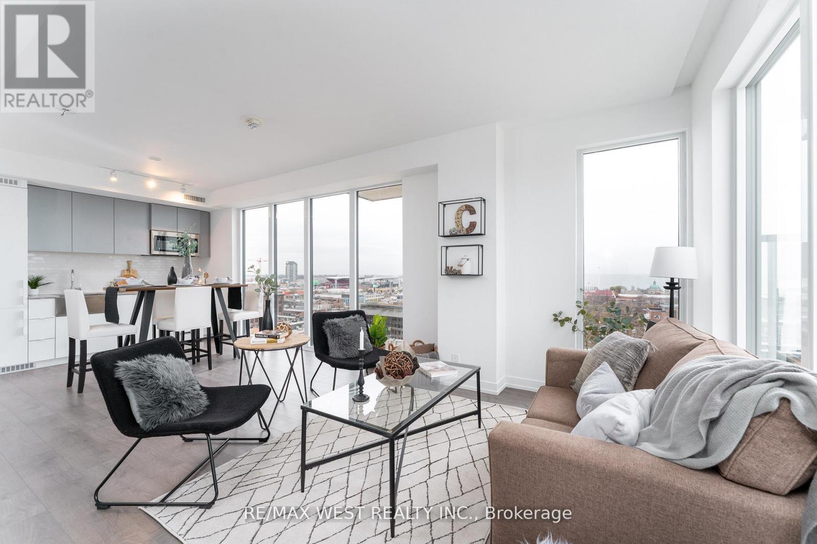 1207 - 270 Dufferin Street W, Toronto, ON - Indoor Photo Showing Living Room