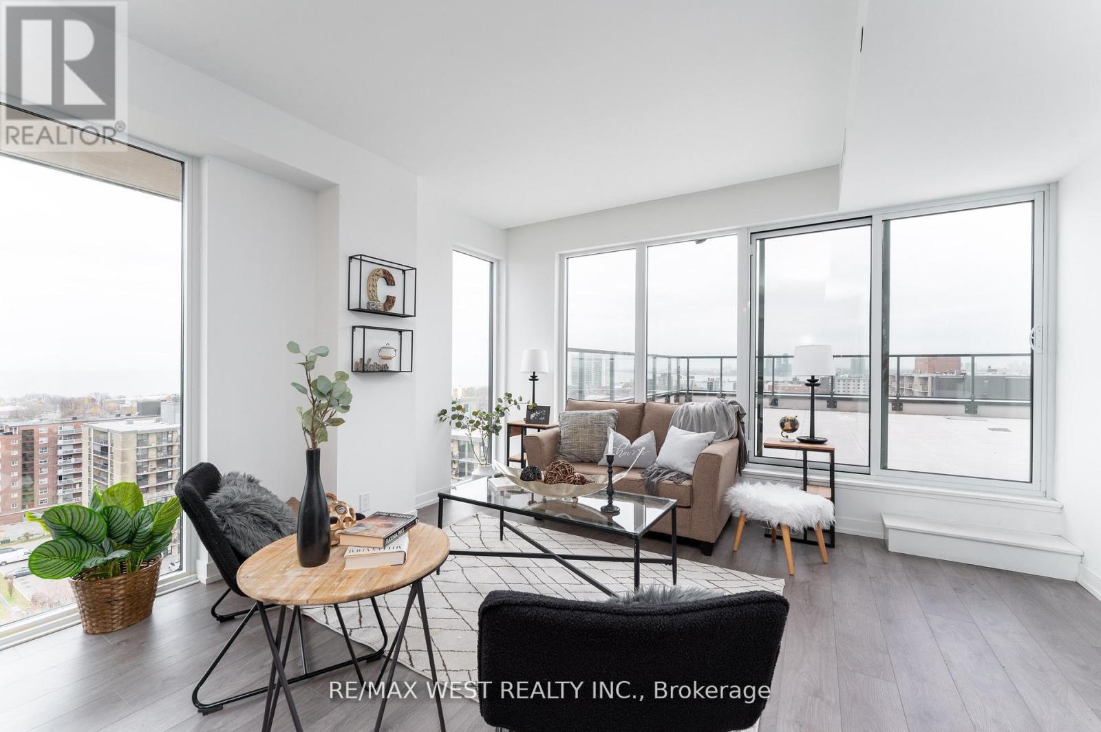 1207 - 270 Dufferin Street W, Toronto, ON - Indoor Photo Showing Living Room