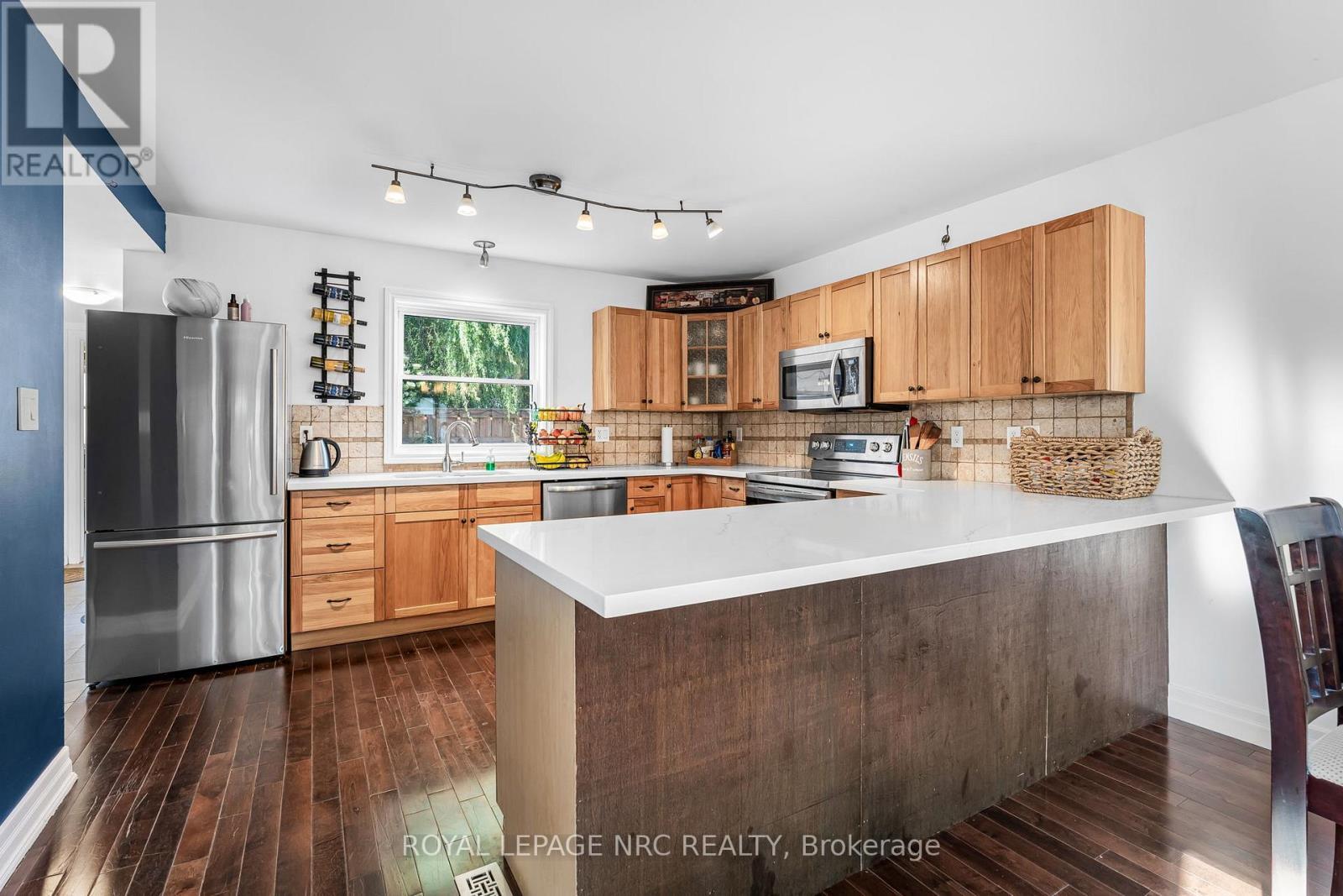 12 Lincoln Road E, Fort Erie (Crystal Beach), ON - Indoor Photo Showing Kitchen With Upgraded Kitchen