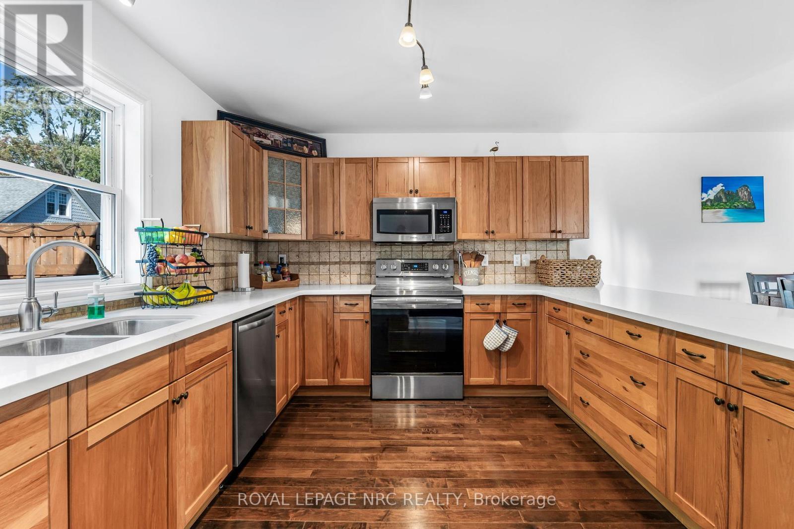 12 Lincoln Road E, Fort Erie (Crystal Beach), ON - Indoor Photo Showing Kitchen With Double Sink