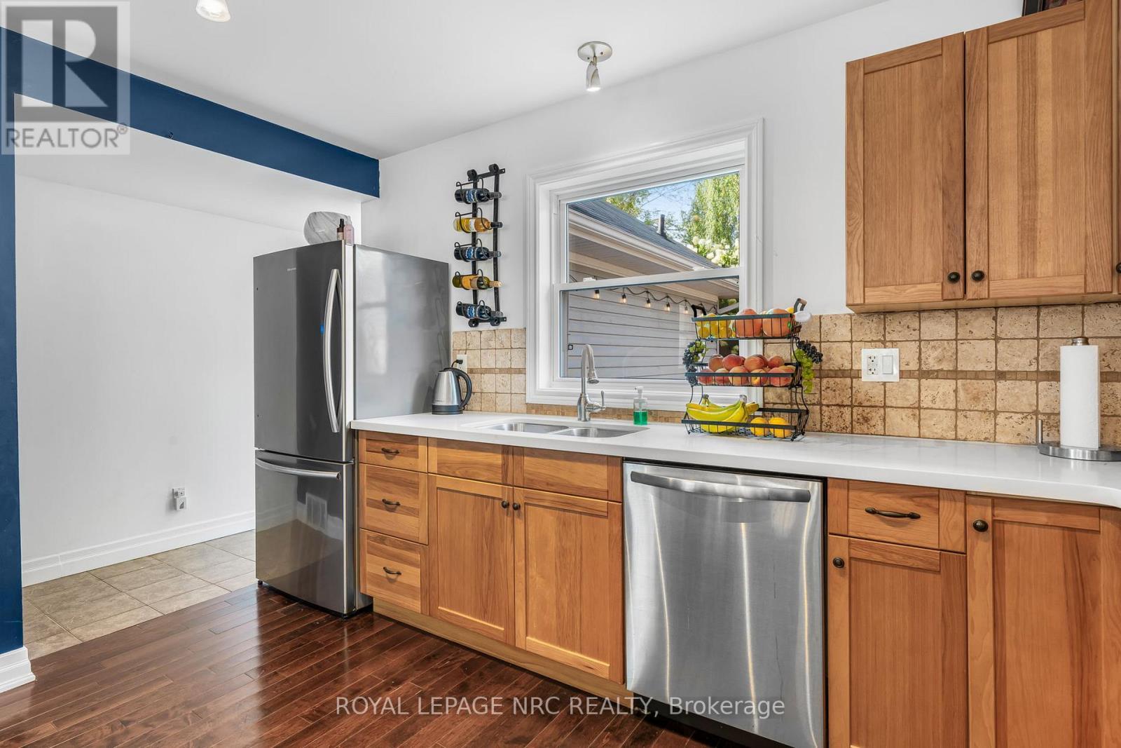 12 Lincoln Road E, Fort Erie (Crystal Beach), ON - Indoor Photo Showing Kitchen With Double Sink