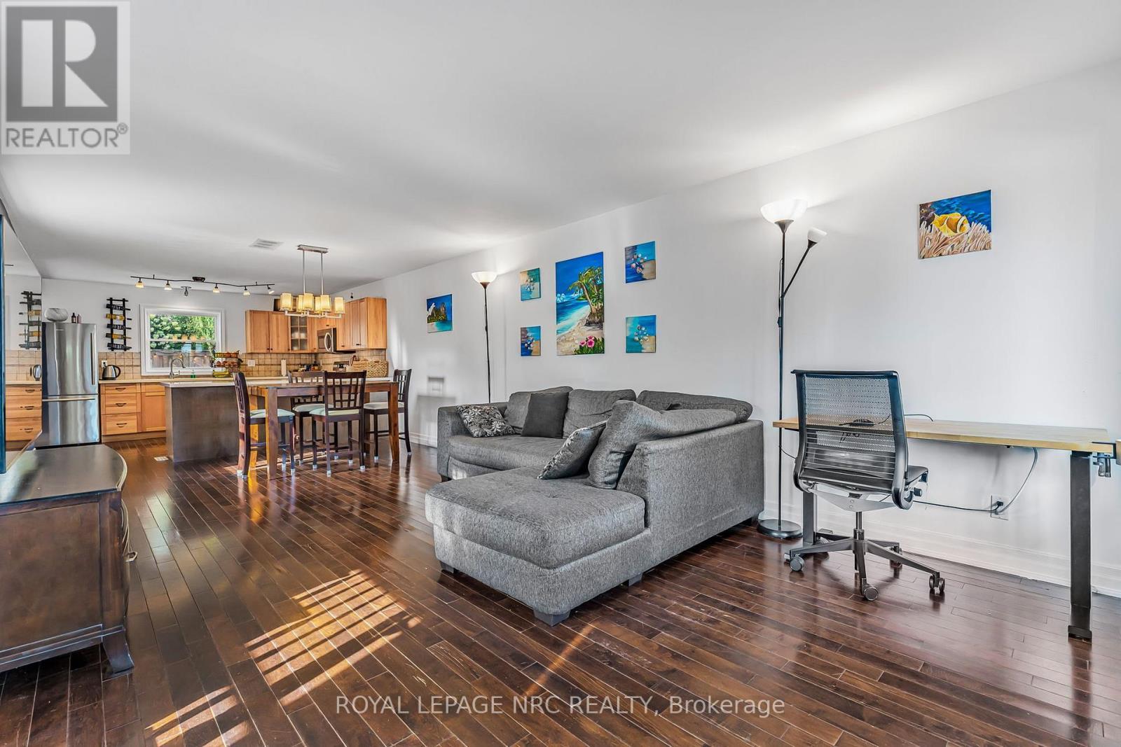12 Lincoln Road E, Fort Erie (Crystal Beach), ON - Indoor Photo Showing Living Room