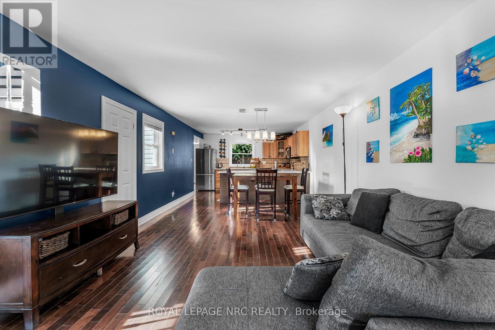 12 Lincoln Road E, Fort Erie (Crystal Beach), ON - Indoor Photo Showing Living Room