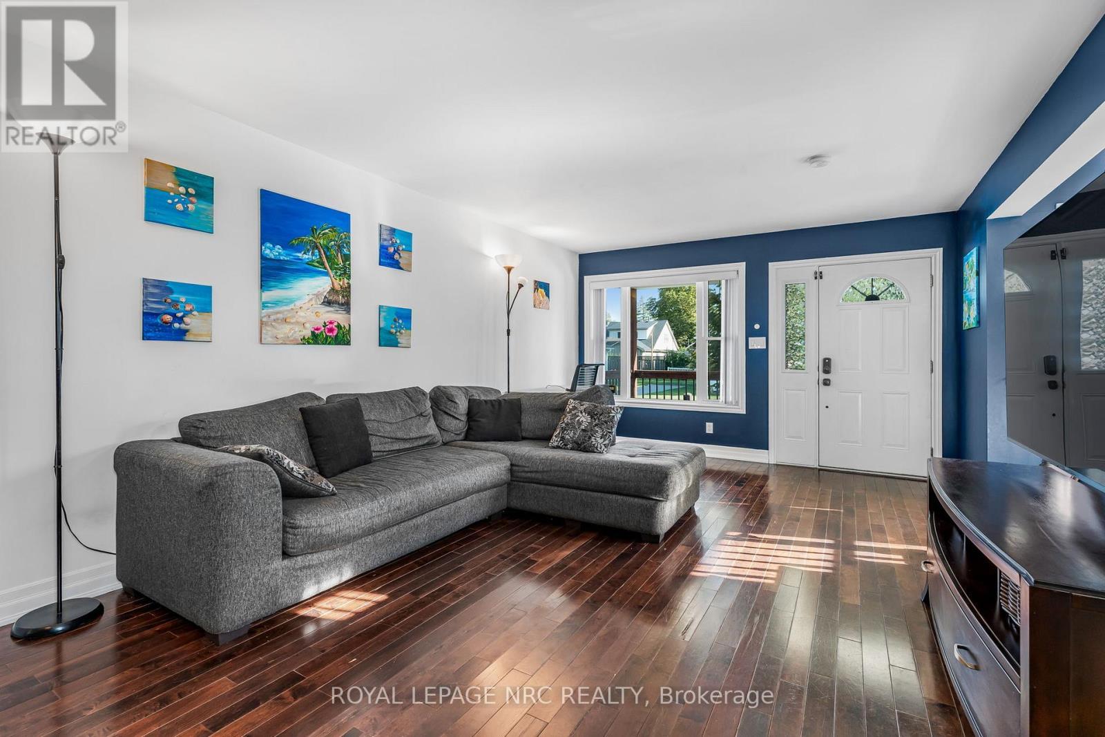 12 Lincoln Road E, Fort Erie (Crystal Beach), ON - Indoor Photo Showing Living Room