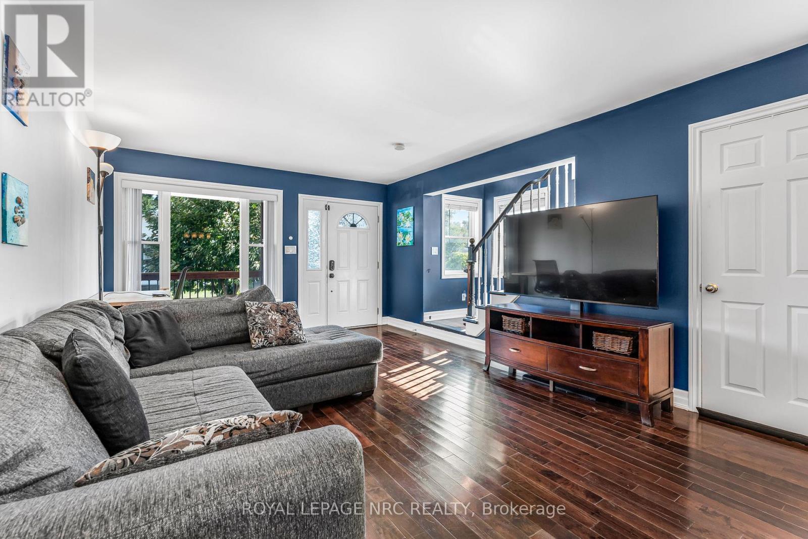 12 Lincoln Road E, Fort Erie (Crystal Beach), ON - Indoor Photo Showing Living Room