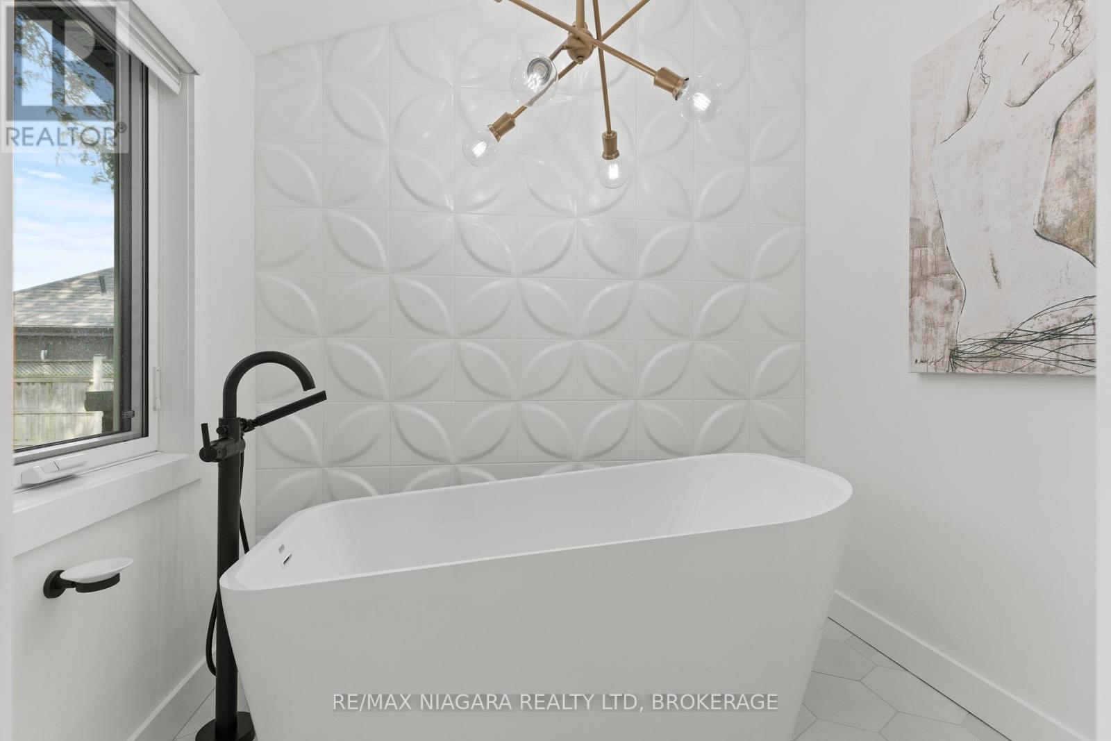 3886 Glenview Drive, Lincoln (Lincoln-Jordan/Vineland), ON - Indoor Photo Showing Bathroom