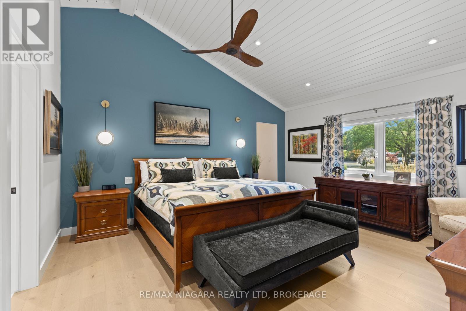 3886 Glenview Drive, Lincoln (Lincoln-Jordan/Vineland), ON - Indoor Photo Showing Bedroom