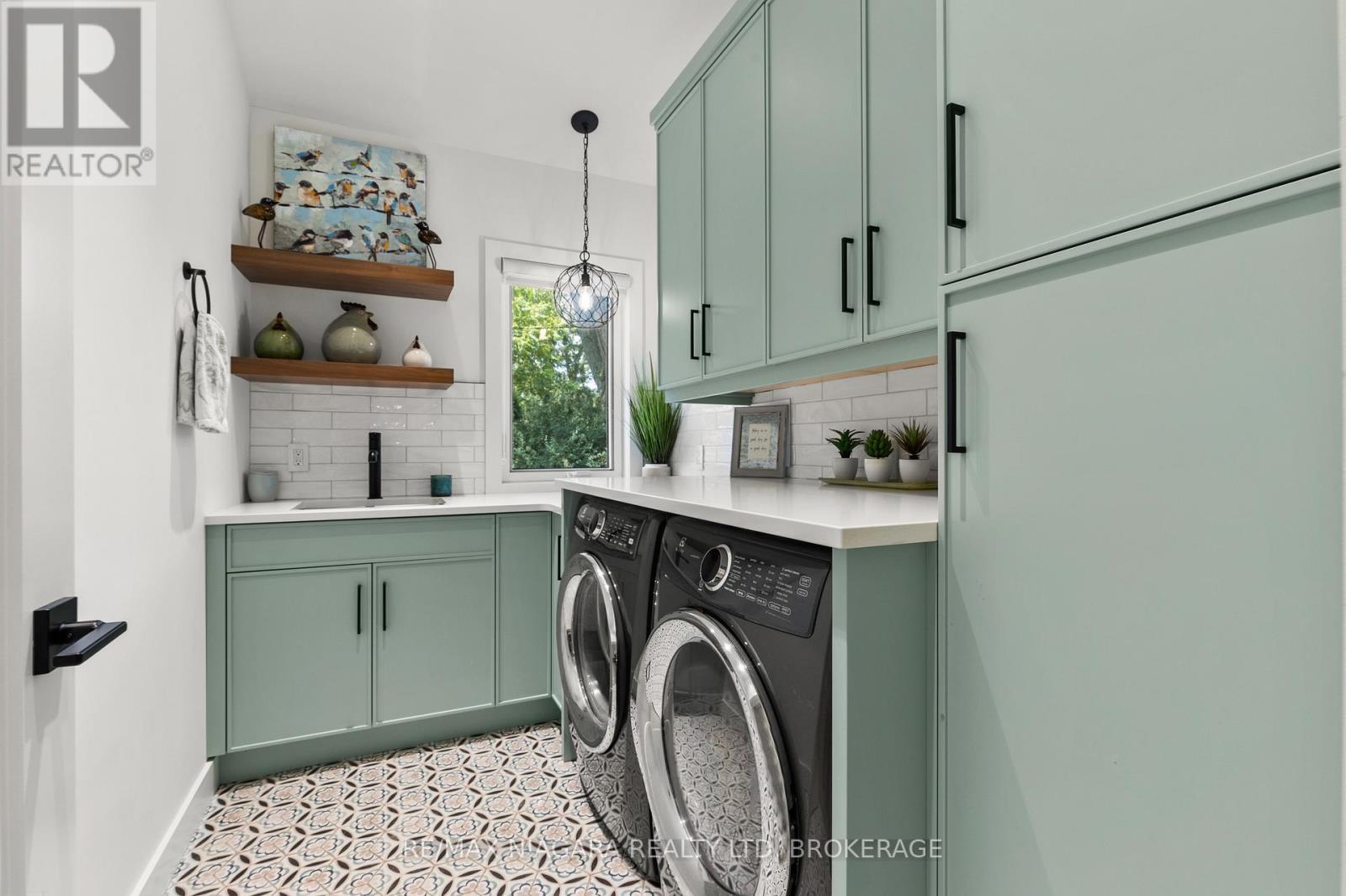 3886 Glenview Drive, Lincoln (Lincoln-Jordan/Vineland), ON - Indoor Photo Showing Laundry Room