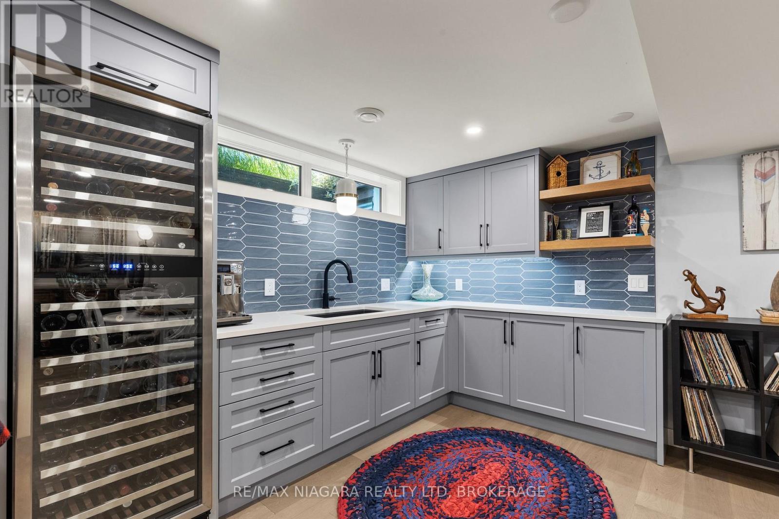 3886 Glenview Drive, Lincoln (Lincoln-Jordan/Vineland), ON - Indoor Photo Showing Kitchen