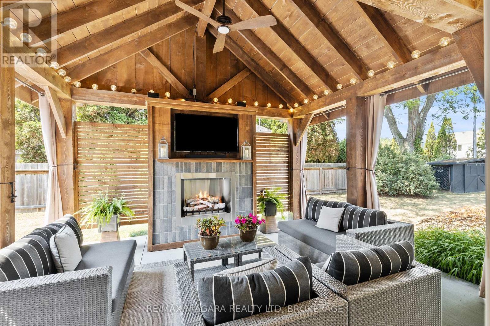 3886 Glenview Drive, Lincoln (Lincoln-Jordan/Vineland), ON - Photo Showing Living Room With Fireplace