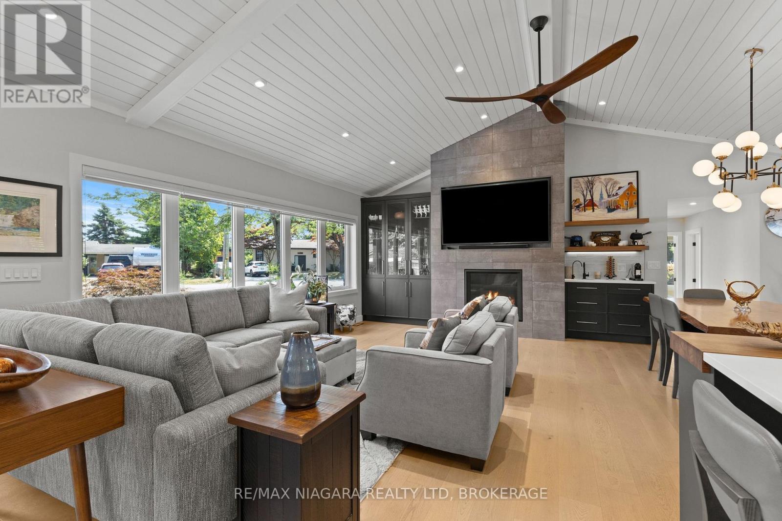 3886 Glenview Drive, Lincoln (Lincoln-Jordan/Vineland), ON - Indoor Photo Showing Living Room With Fireplace