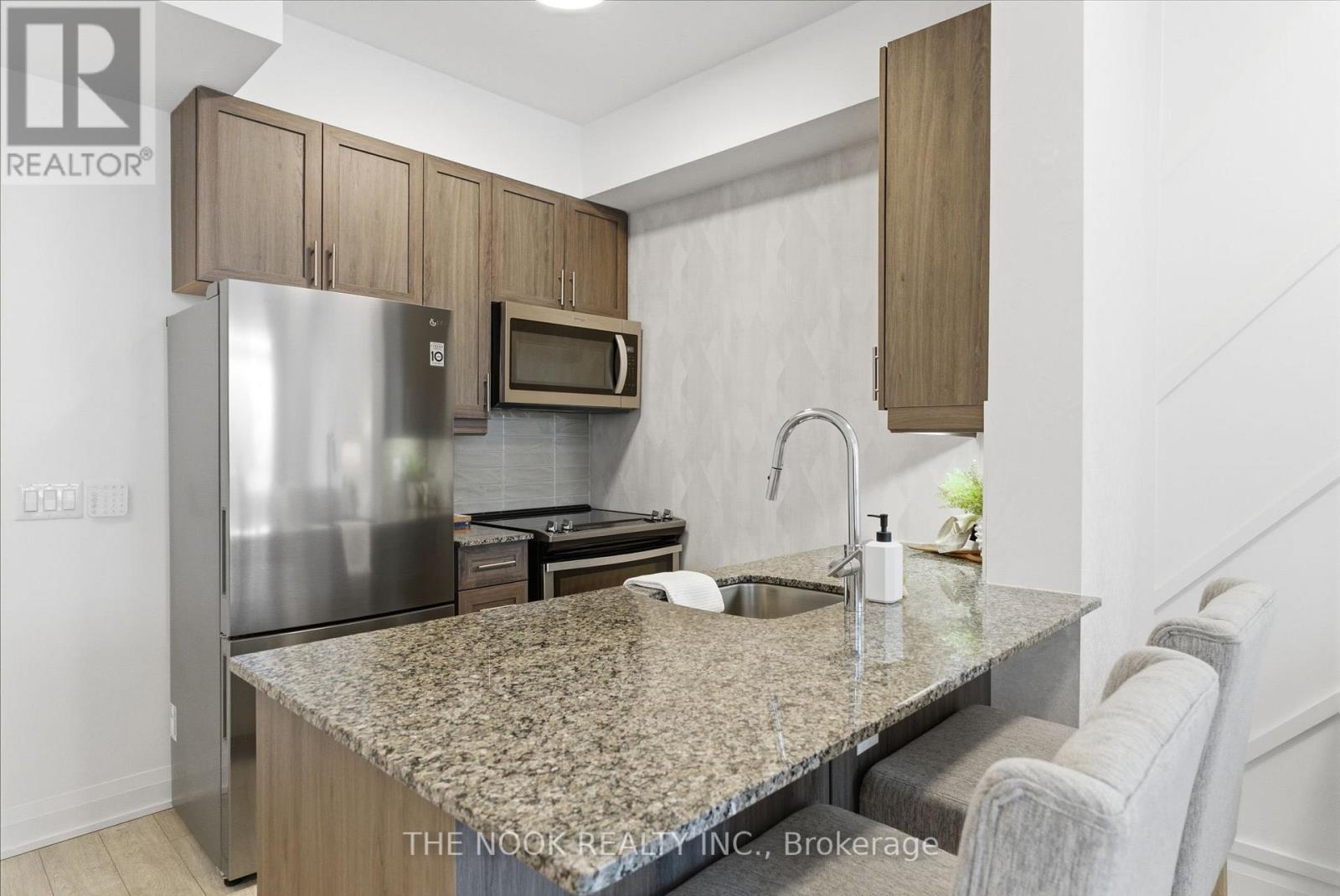 609 - 3655 Kingston Road, Toronto (Scarborough Village), ON - Indoor Photo Showing Kitchen With Upgraded Kitchen