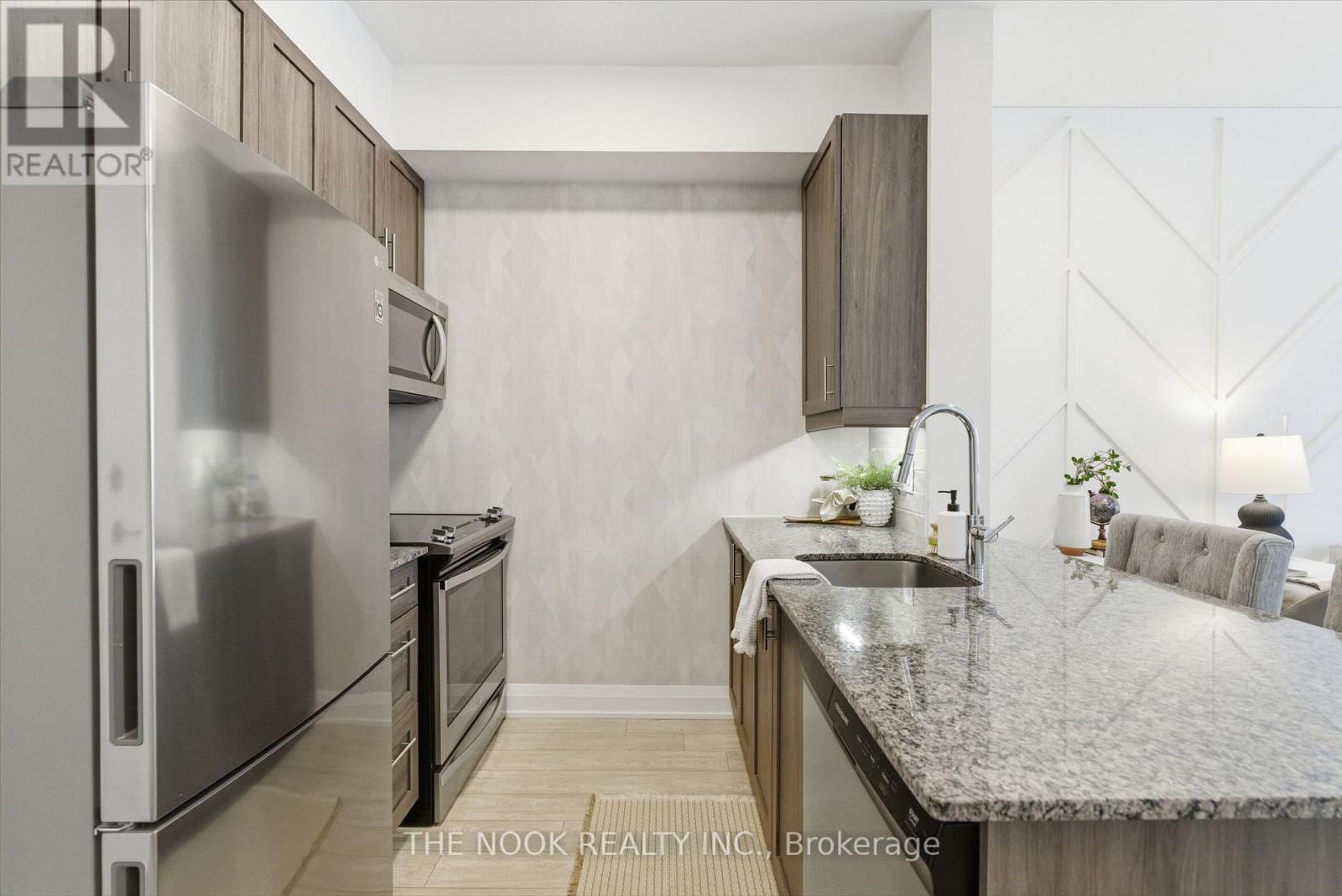 609 - 3655 Kingston Road, Toronto (Scarborough Village), ON - Indoor Photo Showing Kitchen With Upgraded Kitchen