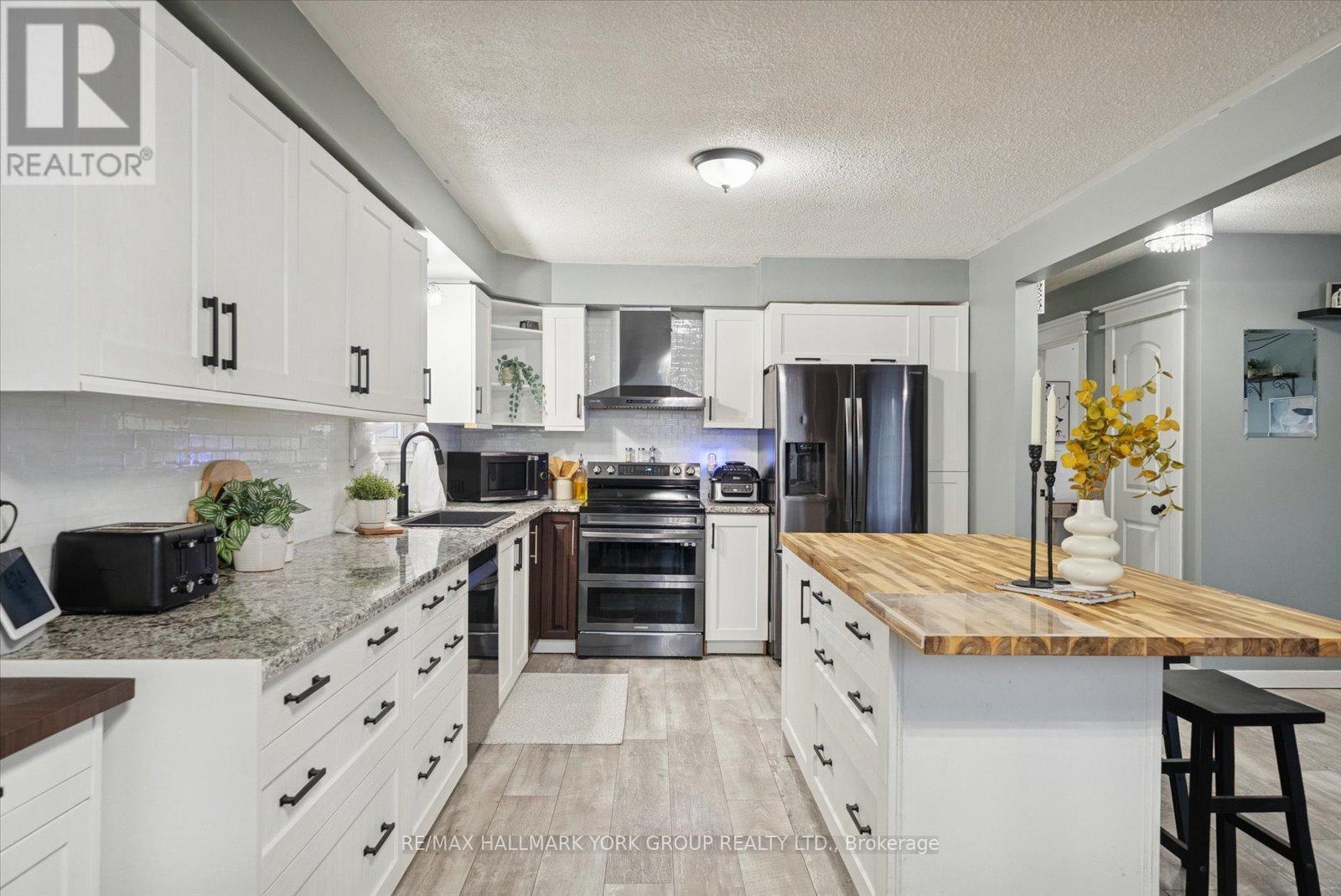 5 Burke Street, Georgina, ON - Indoor Photo Showing Kitchen With Upgraded Kitchen