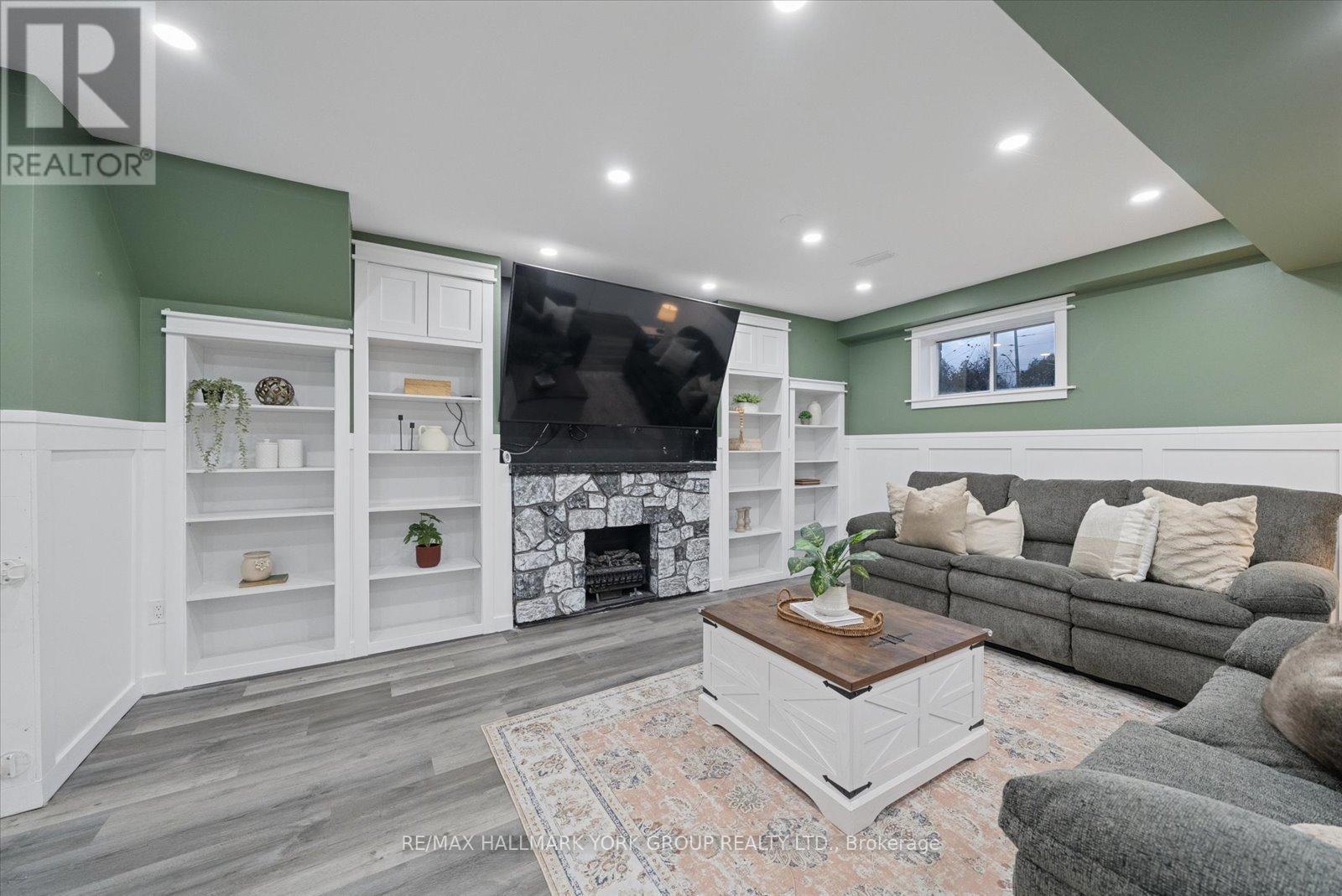 5 Burke Street, Georgina, ON - Indoor Photo Showing Living Room With Fireplace