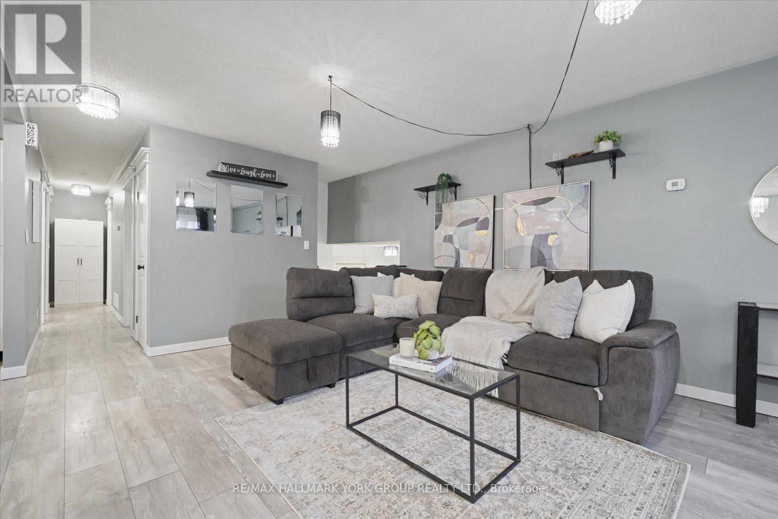 5 Burke Street, Georgina, ON - Indoor Photo Showing Living Room