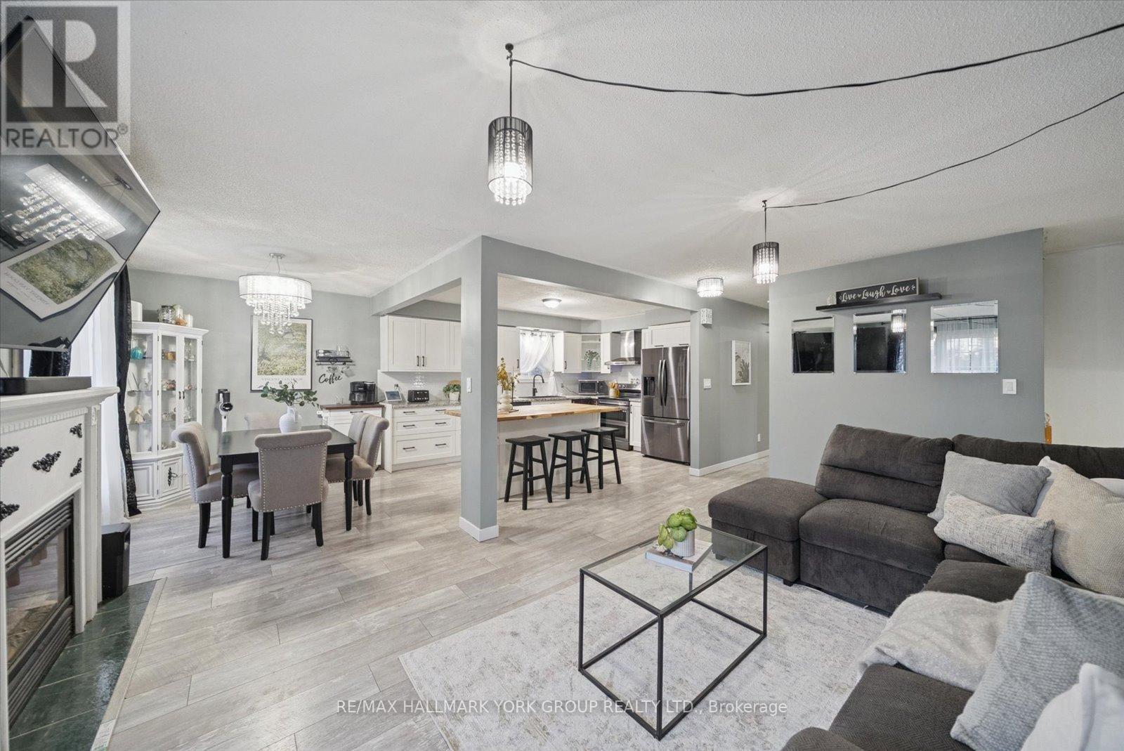 5 Burke Street, Georgina, ON - Indoor Photo Showing Living Room