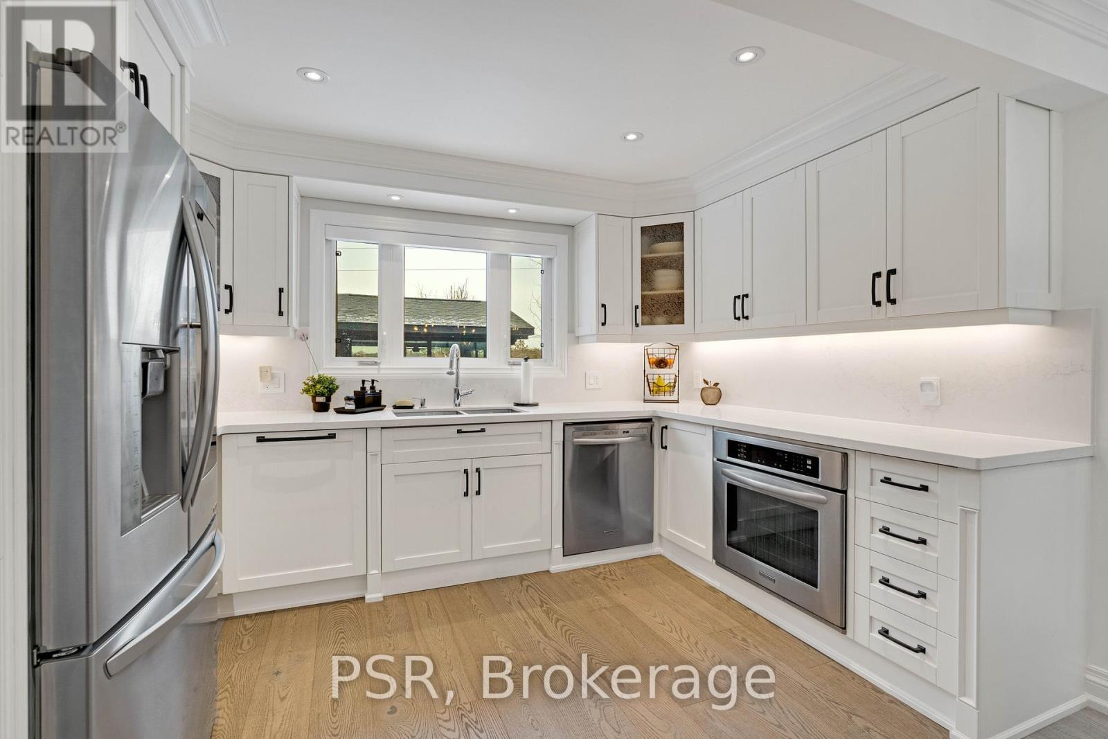 140 Ravendale Court, Vaughan, ON - Indoor Photo Showing Kitchen With Upgraded Kitchen