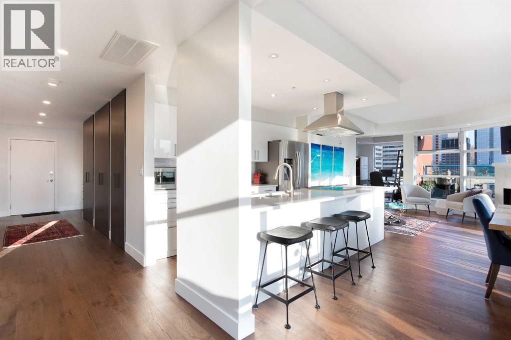 1005, 205 Riverfront Avenue Sw, Calgary, AB - Indoor Photo Showing Kitchen With Upgraded Kitchen