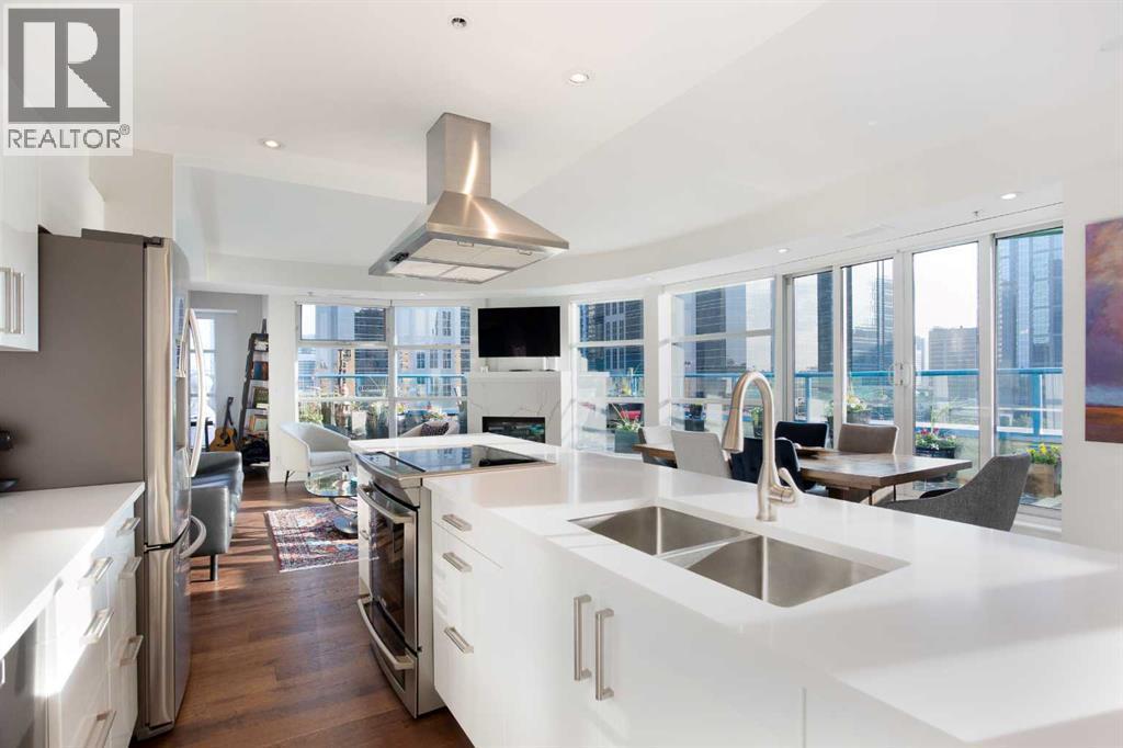 1005, 205 Riverfront Avenue Sw, Calgary, AB - Indoor Photo Showing Kitchen With Double Sink With Upgraded Kitchen