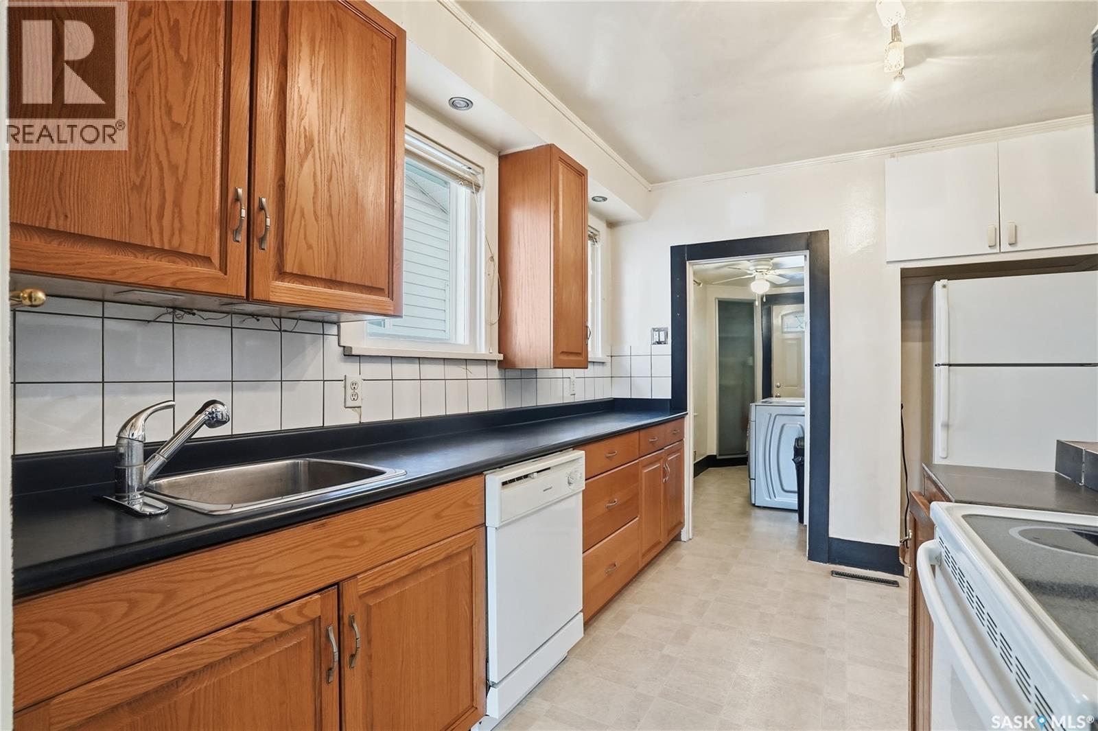 912 5Th Avenue N, Saskatoon, SK - Indoor Photo Showing Kitchen