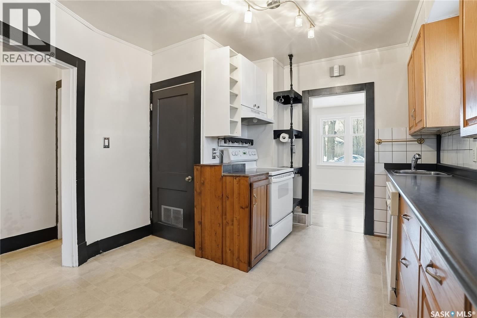 912 5Th Avenue N, Saskatoon, SK - Indoor Photo Showing Kitchen