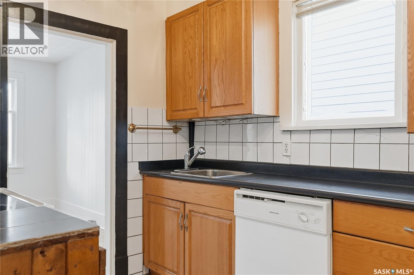 912 5Th Avenue N, Saskatoon, SK - Indoor Photo Showing Kitchen