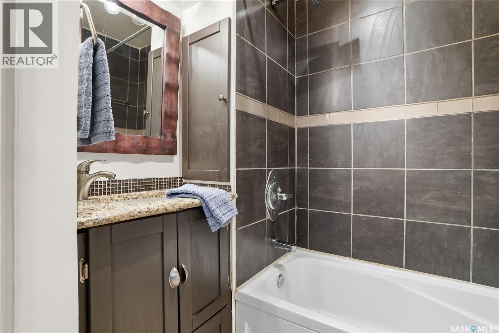 912 5Th Avenue N, Saskatoon, SK - Indoor Photo Showing Bathroom