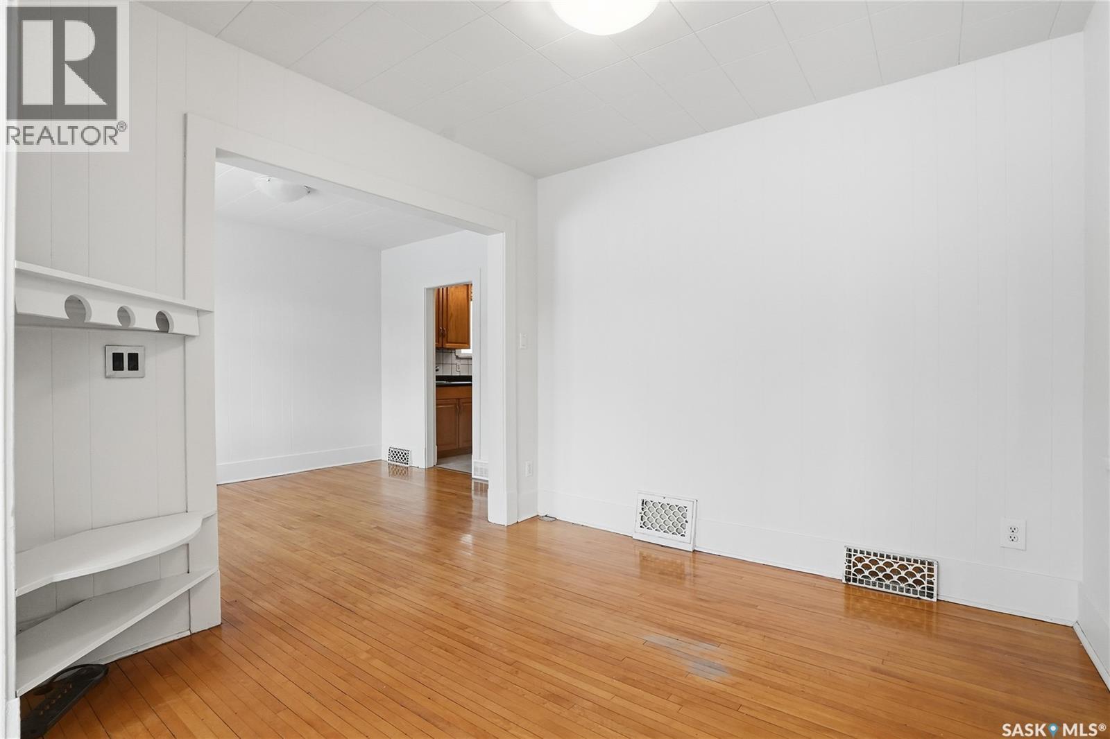 912 5Th Avenue N, Saskatoon, SK - Indoor