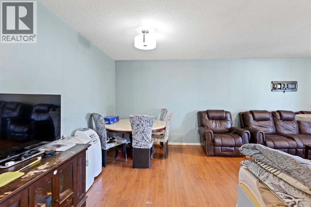 20 Castlegrove Way Ne, Calgary, AB - Indoor Photo Showing Living Room