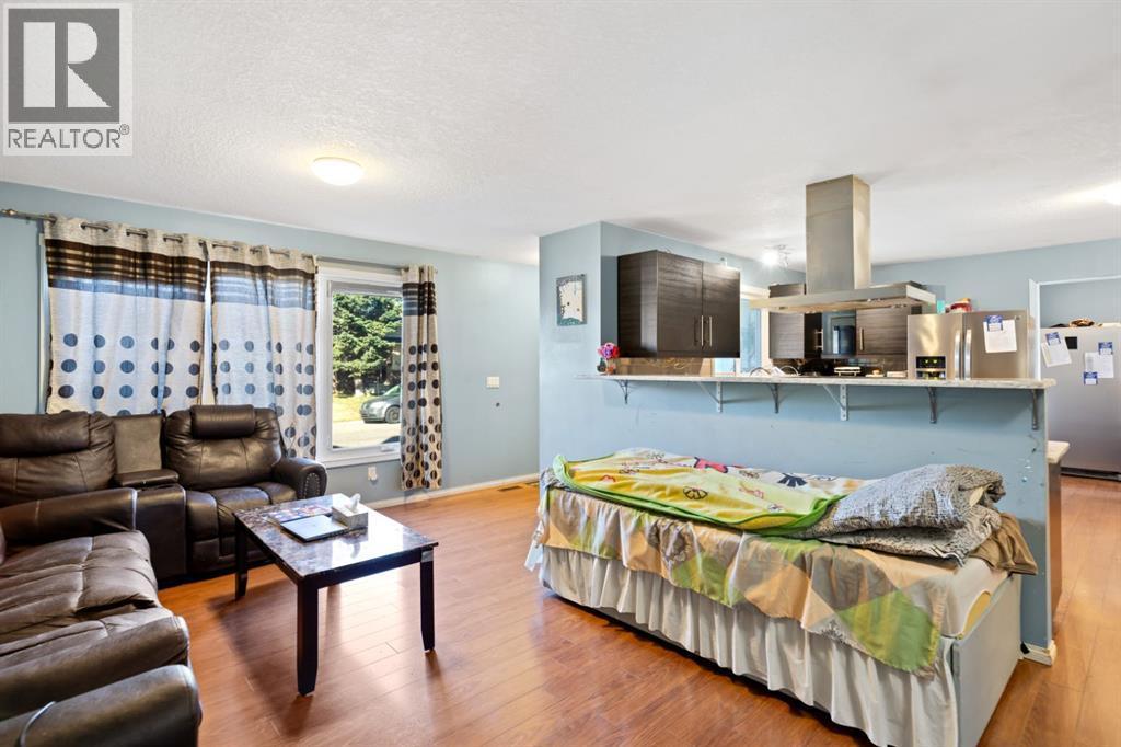 20 Castlegrove Way Ne, Calgary, AB - Indoor Photo Showing Living Room