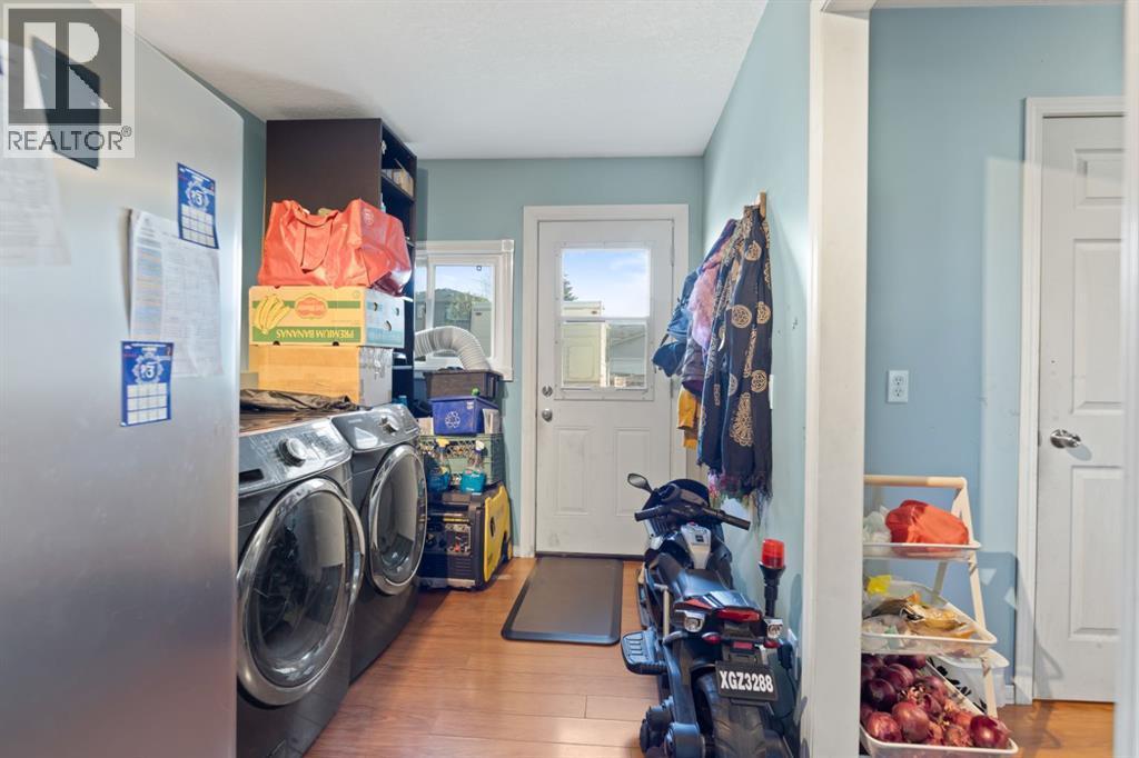 20 Castlegrove Way Ne, Calgary, AB - Indoor Photo Showing Laundry Room