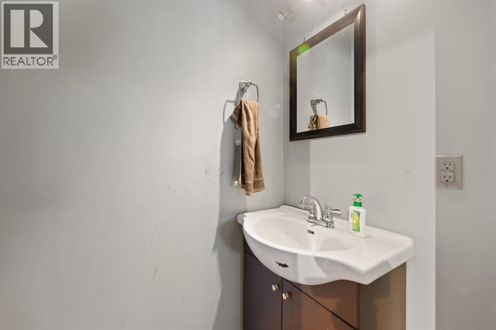 20 Castlegrove Way Ne, Calgary, AB - Indoor Photo Showing Bathroom