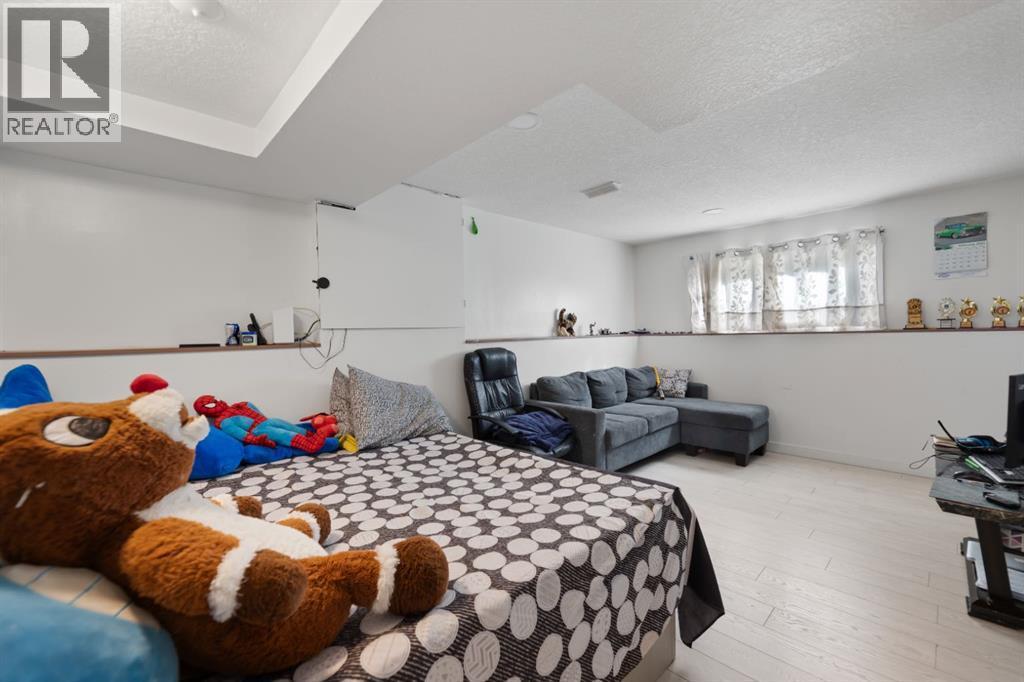 20 Castlegrove Way Ne, Calgary, AB - Indoor Photo Showing Bedroom