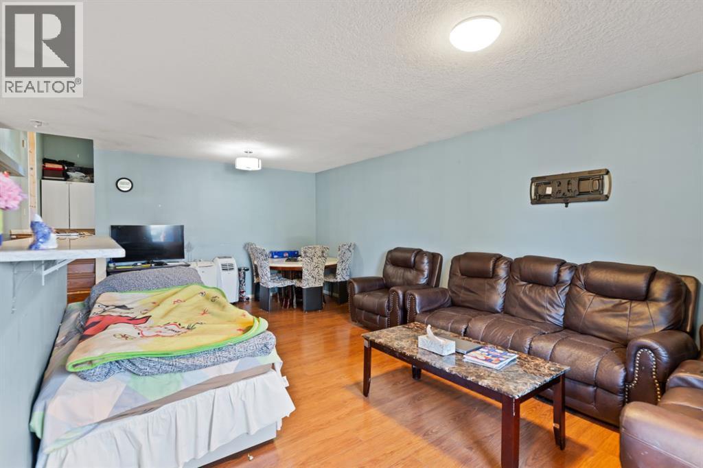 20 Castlegrove Way Ne, Calgary, AB - Indoor Photo Showing Living Room