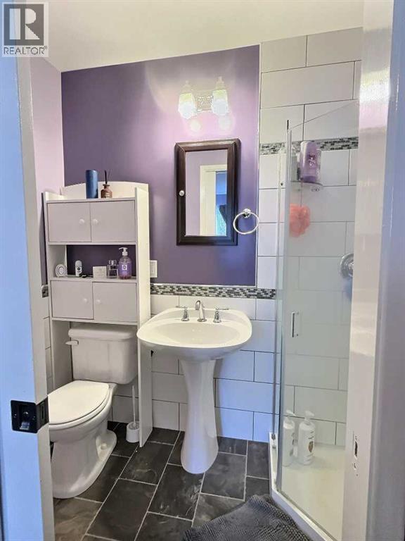 13 Aspen Crescent, Jasper, AB - Indoor Photo Showing Bathroom