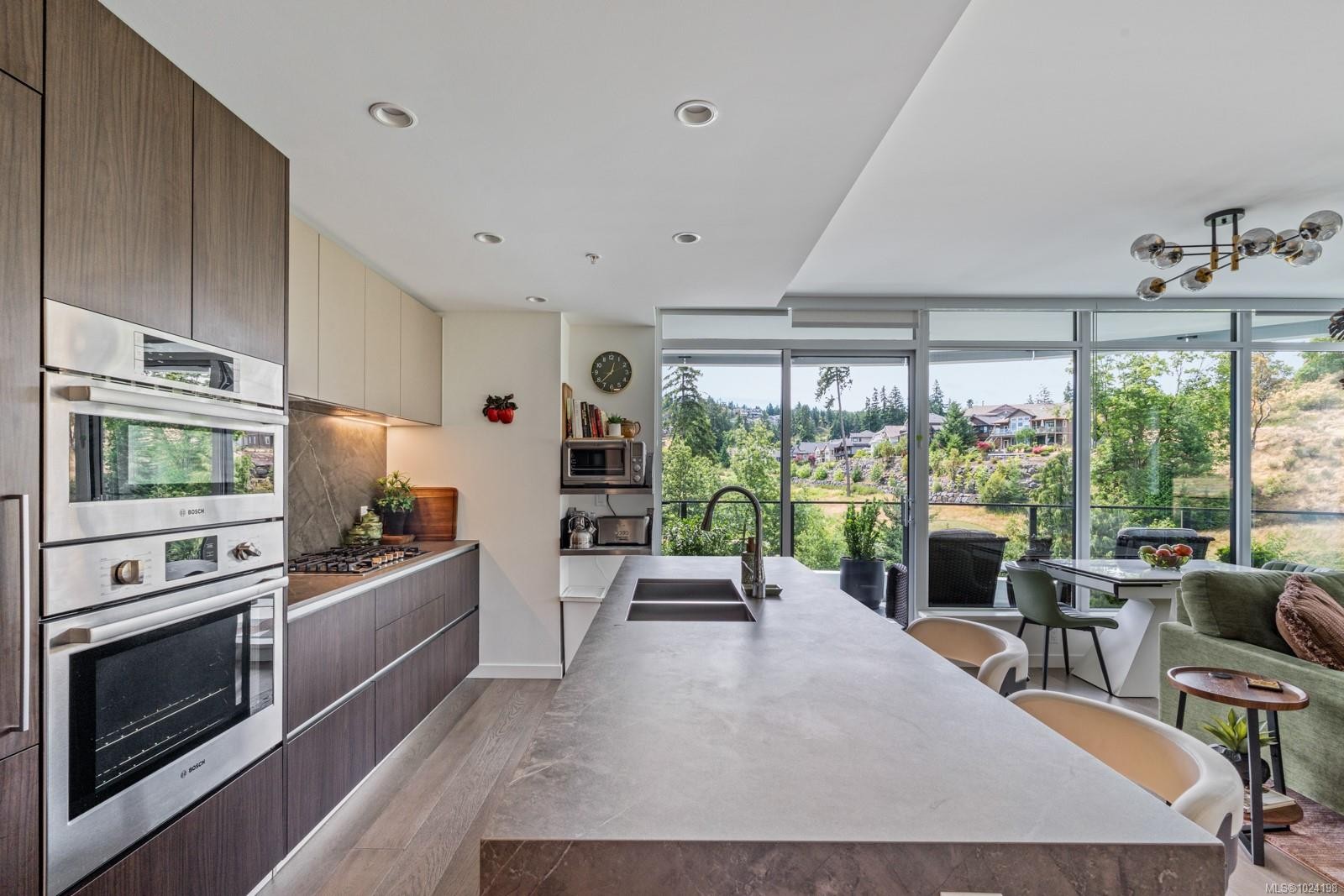 815-2000 Hannington Rd, Langford, BC - Indoor Photo Showing Kitchen