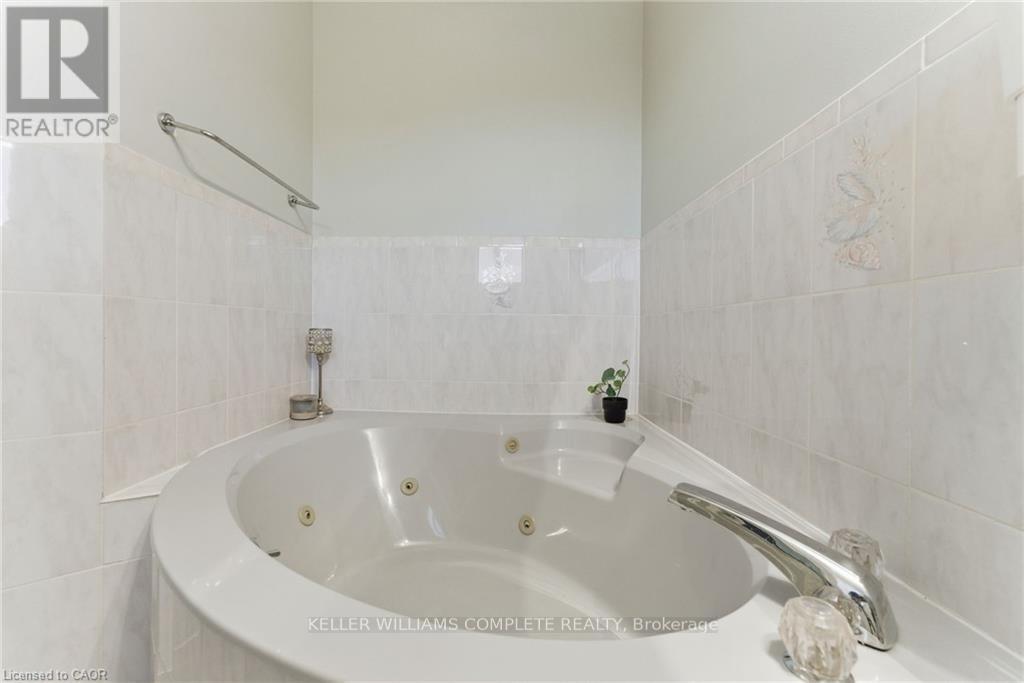 2 Morningstar Court, Hamilton, ON - Indoor Photo Showing Bathroom