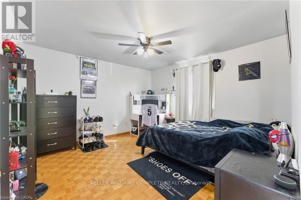 2 Morningstar Court, Hamilton, ON - Indoor Photo Showing Bedroom