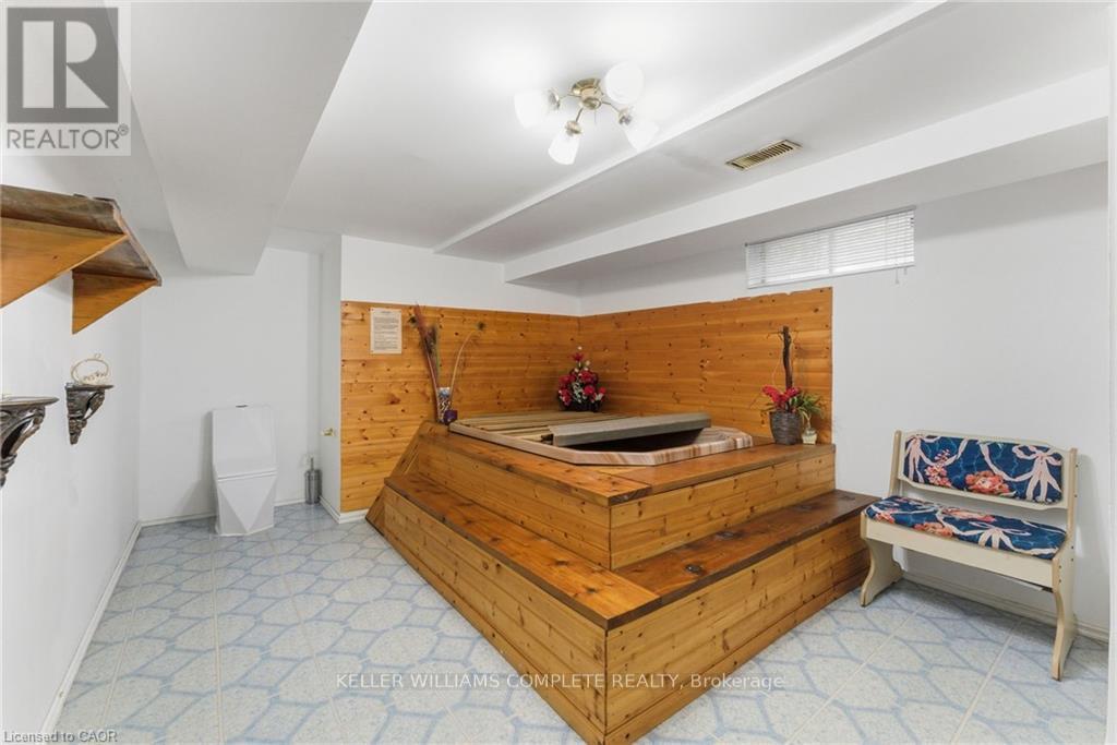 2 Morningstar Court, Hamilton, ON - Indoor Photo Showing Other Room