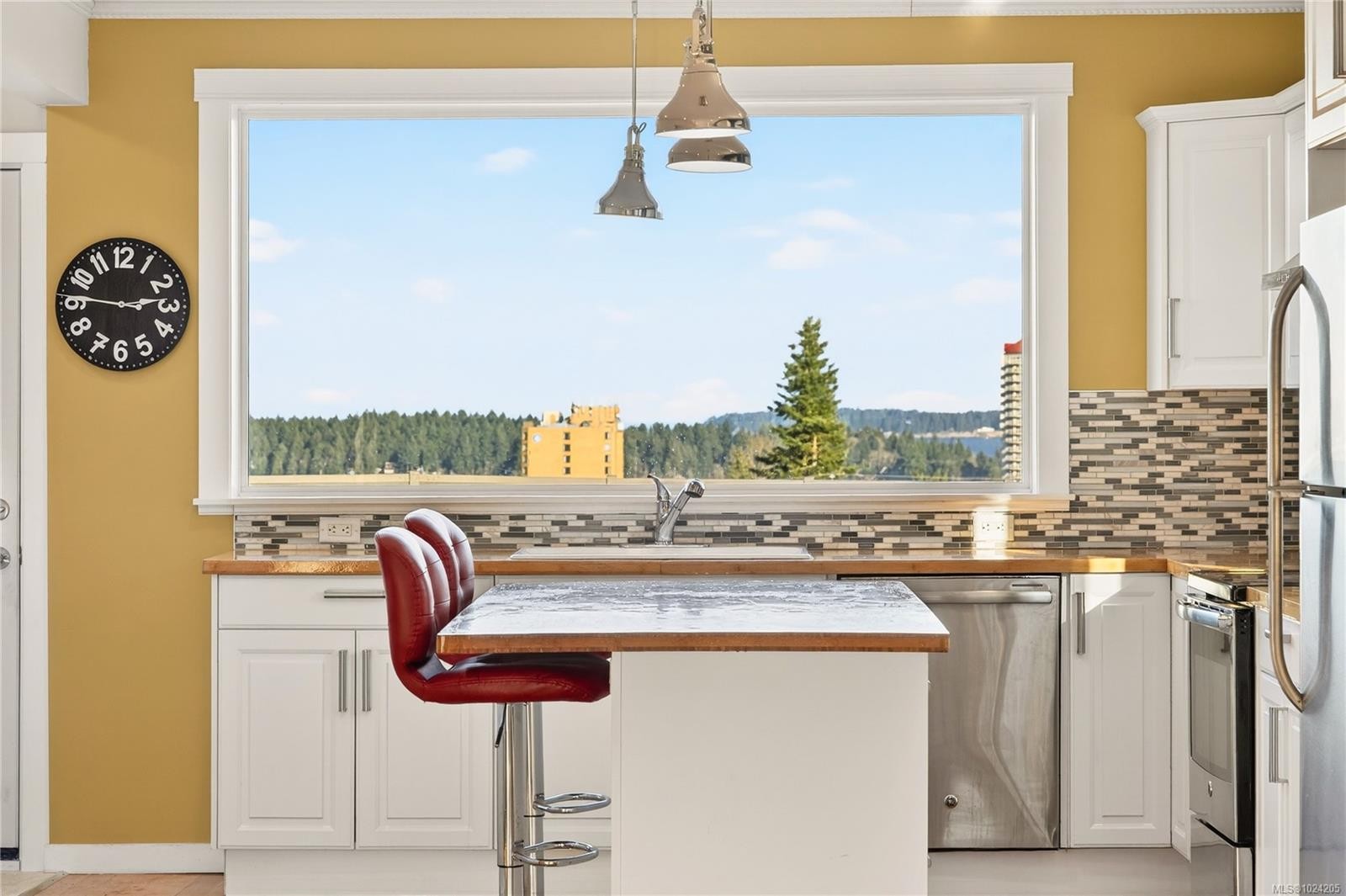 352 Kennedy St, Nanaimo, BC