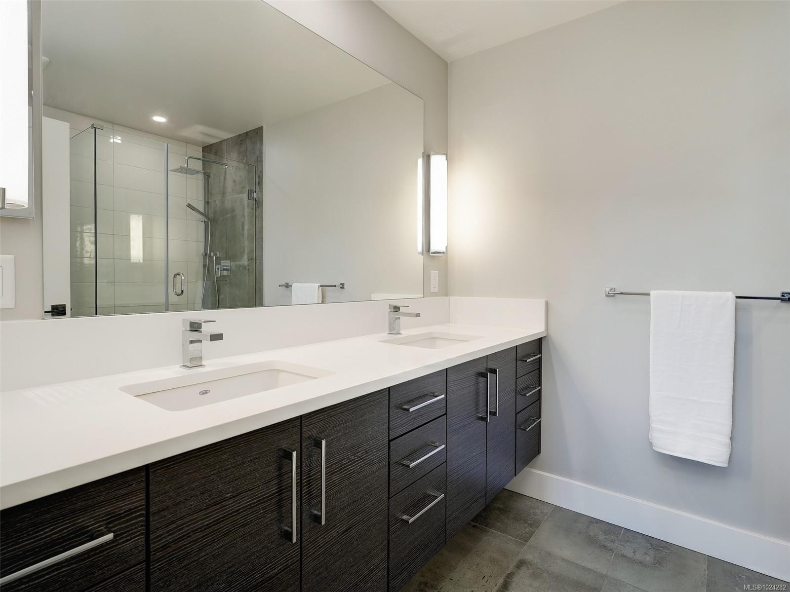 503-741 Travino Lane, Saanich, BC - Indoor Photo Showing Bathroom